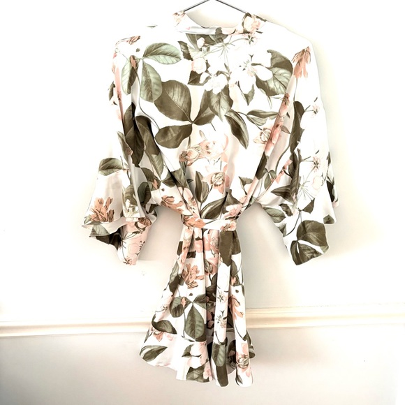 VICTORIA SECRET Watercolor Dreams Silk
Chiffon Floral Print Kimono
Robe - Picture 5 of 8
